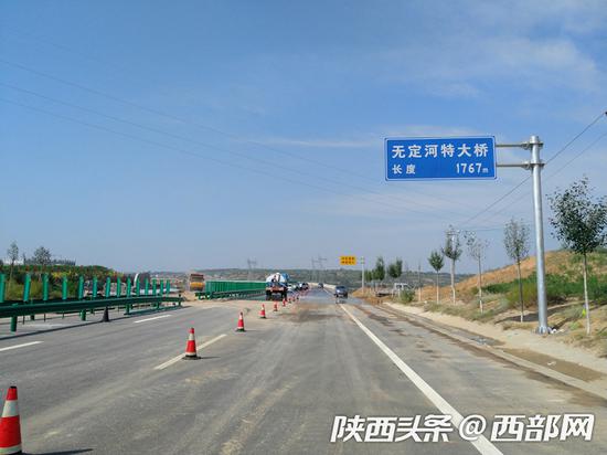 榆靖公路无定河特大桥今起恢复临时单幅通车。