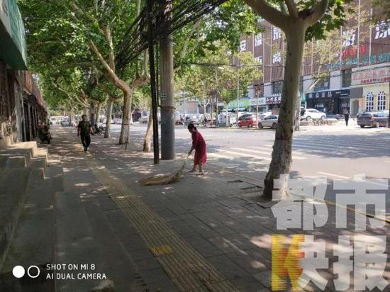 記者：“為什么兩個檢查人員在拍照的時候不斷的用腳去踩？”