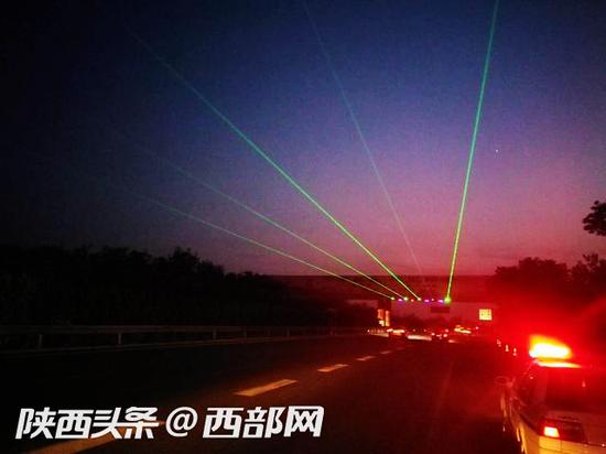 京昆高速陜西段加裝的防疲勞激光器。