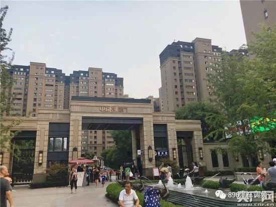 (原金阳路)春临三路上的居民小区(央广网记者 张美摄)