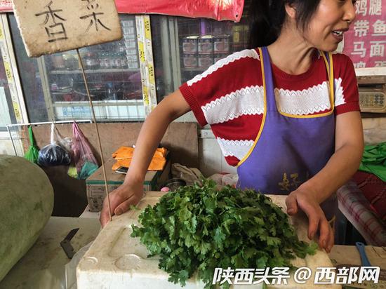 根据菜贩介绍,目前香菜售价大多2.5元一两。