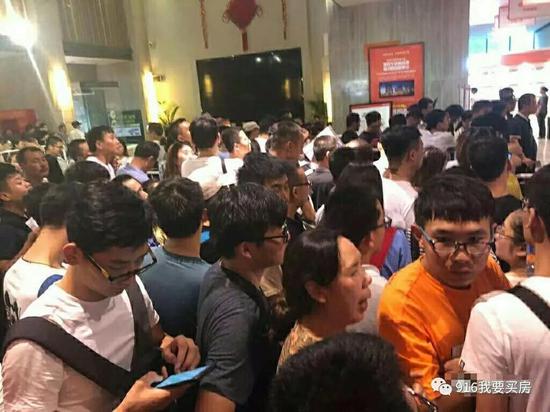 西安一楼盘购房者通宵排队交资料