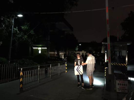 當天下午六點多