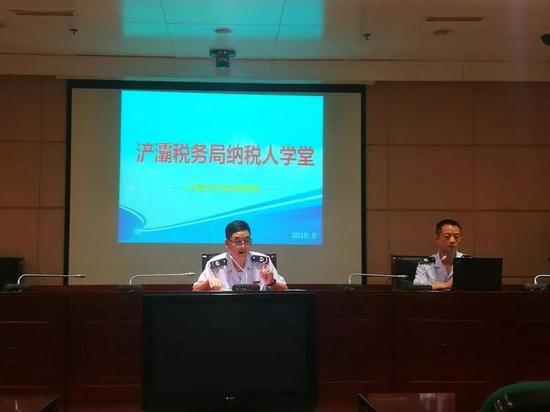 工作人员在讲解纳税政策