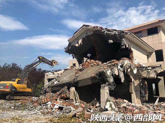 在鄠邑区石井镇蔡家坡村，施工人员正在拆除一处违建民房。