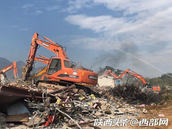 在鄠邑区草堂镇山水草堂,施工人员正在拆除违建项目。