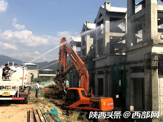 在鄠邑區草堂鎮，施工人員拆除違建點西安院子項目現場。