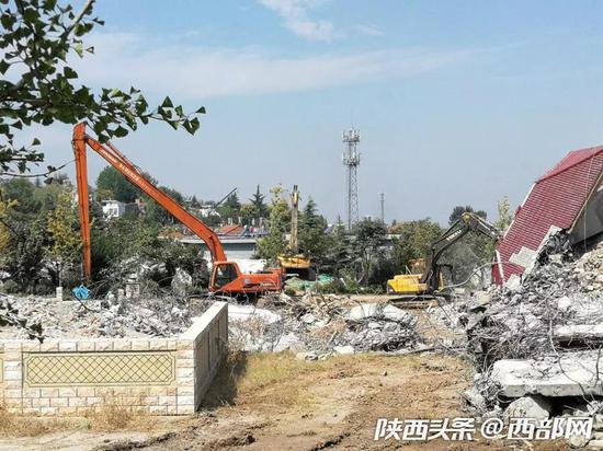 在长安区东大街道新联村，施工人员正在拆除违建颐德庄项目