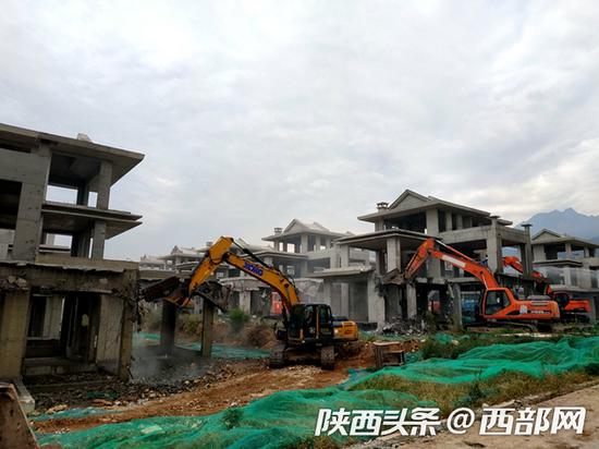 鄠邑區草堂鎮海航西安草堂科技產業配套園違建拆除現場。