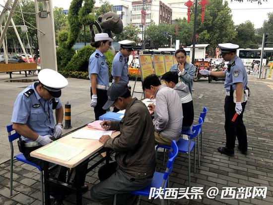 违法的行人和非机动车驾驶员接受学习和考试。
