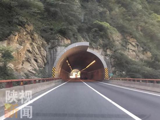 (图:道路已标白色实线,不能变道超车)