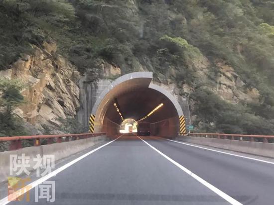 （图：道路已标白色实线，不能变道超车）