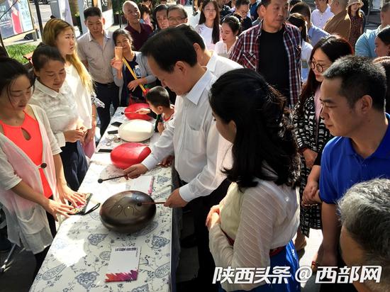 9月22日，“文動雁塔·西街雅集”文化集市開集。