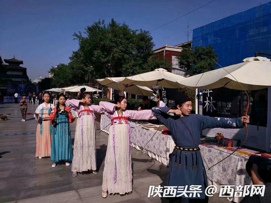 主辦單位還特意在啟動儀式上安排了“射粉團”“投壺”等唐代休閑游戲。