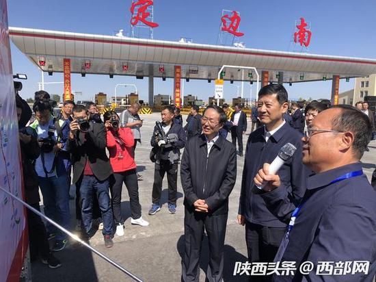 陳國強宣布通車并了解高速公路詳細施工情況。