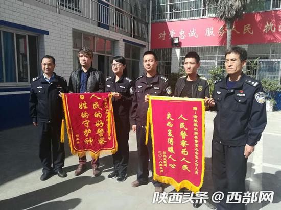 群众送锦旗向民警致谢。