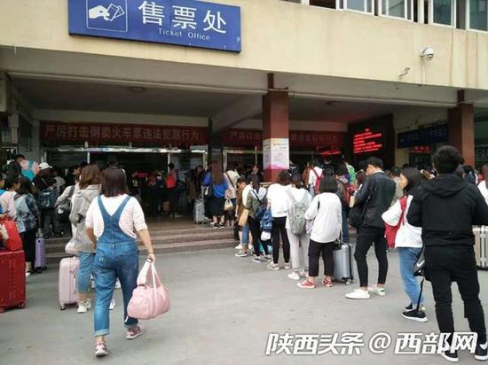 國慶黃金周首日安康火車站客運平穩。