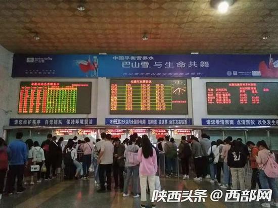国庆黄金周首日安康火车站客运平稳。