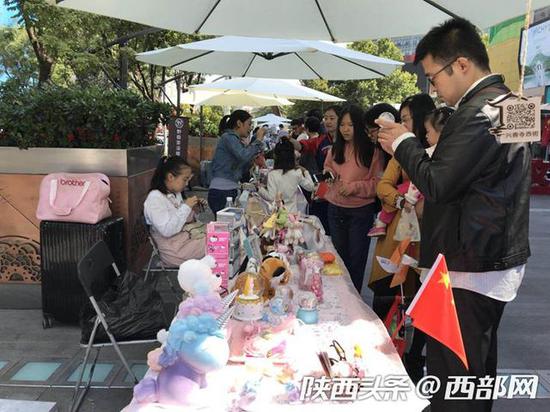10月1日至3日，“文动雁塔·西街雅集”的文化集市活动在兴善寺西街举办。