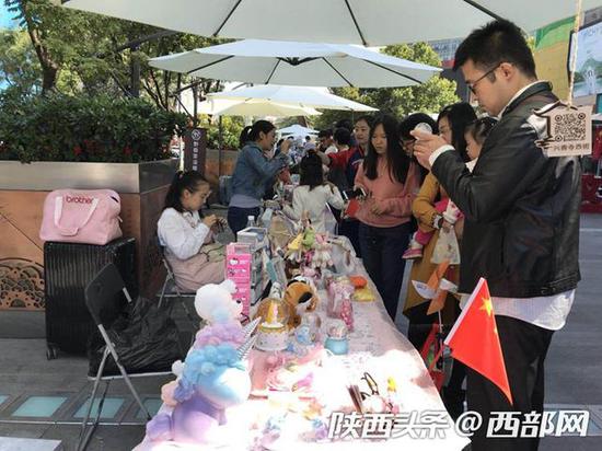 10月1日至3日,“文动雁塔·西街雅集”的文化集市活动在兴善寺西街举办。
