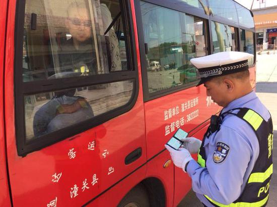 华山景区迎旅游高峰 华阴交警全警全力应对