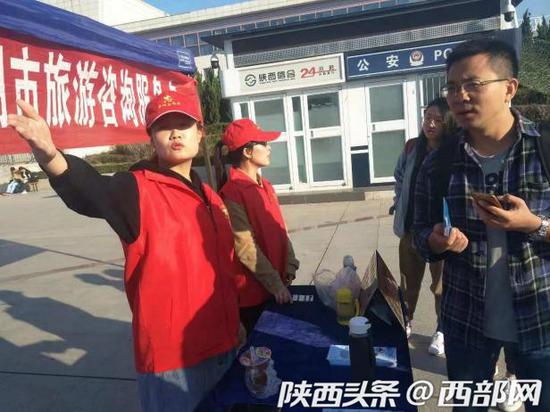 小紅帽旅游志愿者為旅客答疑解惑。