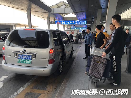 一辆满载乘客和行李的客车现场测试,通过西安咸阳国际机场T2、T3航站楼出发层道路时间为3分多钟。