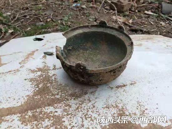 凤翔村民拓宽公路时发现古代文物，经鉴定为唐代铜釜。