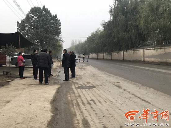 村民稱路是好路就是沒人維護 事故地點基本沒路燈