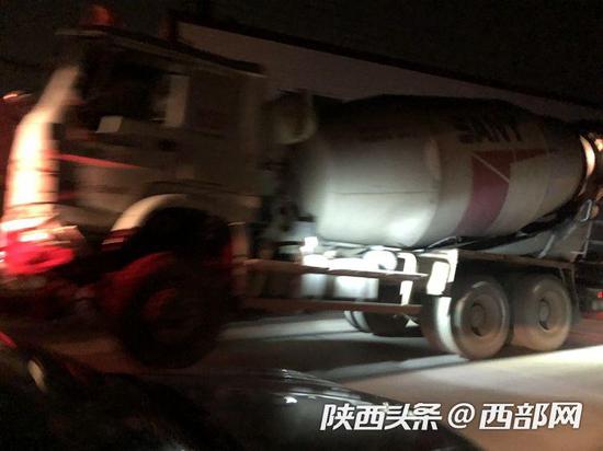 记者在事故现场附近看到，涉事水泥罐车正被拖车拉走。