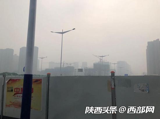 記者走訪發現，該路段目前仍為圍擋狀態。