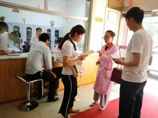 为育龄夫妇宣讲优生知识