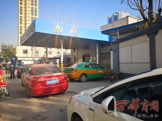 △观音庙加气站停气了,私家车还在等待加气