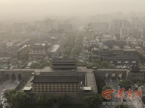 11月26日，西安东门上空，灰蒙蒙一片