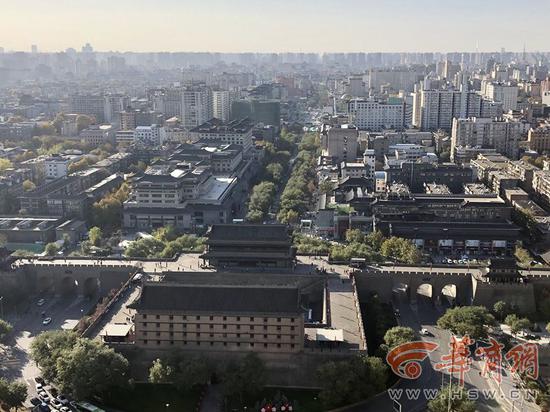 11月21日，西安东门上空，天气晴朗，视野良好