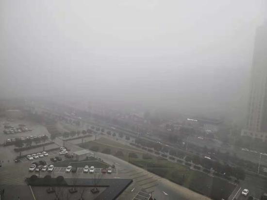 圖片來自網友@養豬場pig，配文稱“這是霧都？！”