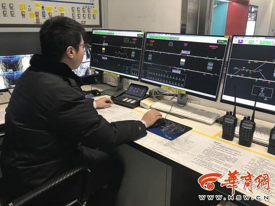 行车值班马岳在大唐芙蓉园站内检测列车运行系统