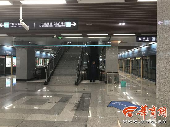 李叔和他的同事已经把大差市站打扫的干干净净,迎接第一波市民前来乘坐。