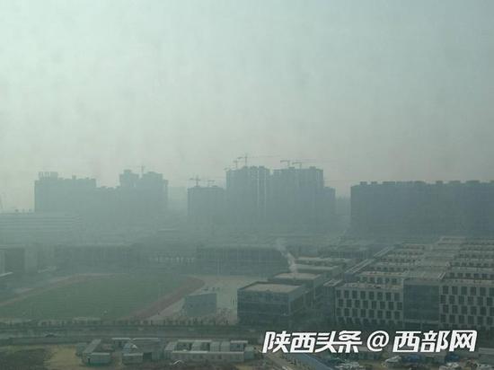 榆林城区现雾霾天气，能见度较差。
