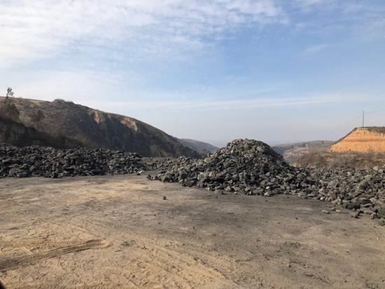 李家溝煤礦一處煤矸石堆放點(diǎn)