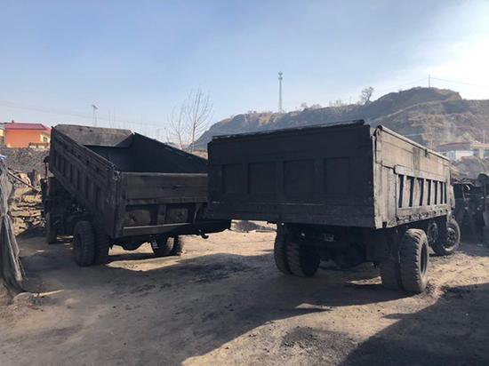 李家溝煤礦輔助運(yùn)輸車。據(jù)礦工介紹，該礦共16輛輔助運(yùn)輸車，分為兩個班組