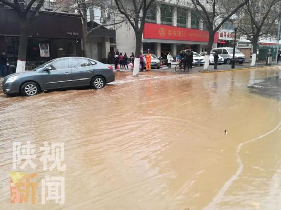突发!长安南路出现严重积水 过往车辆请绕行