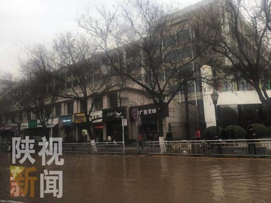突发!长安南路出现严重积水 过往车辆请绕行