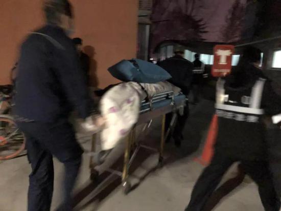 23時07分火勢得到控制，明火已滅，但是屋內(nèi)仍有黑煙冒出。