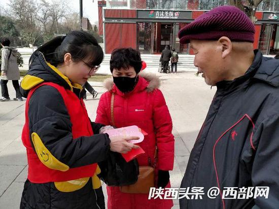 40余大學生志愿者和親子家庭除夕日大雁塔景區倡導文明。