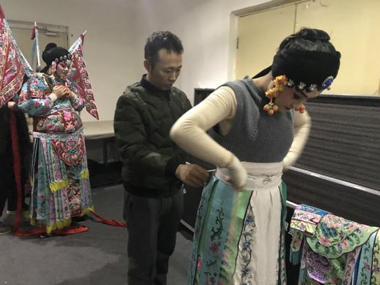 试戏服,准备下一场演出。