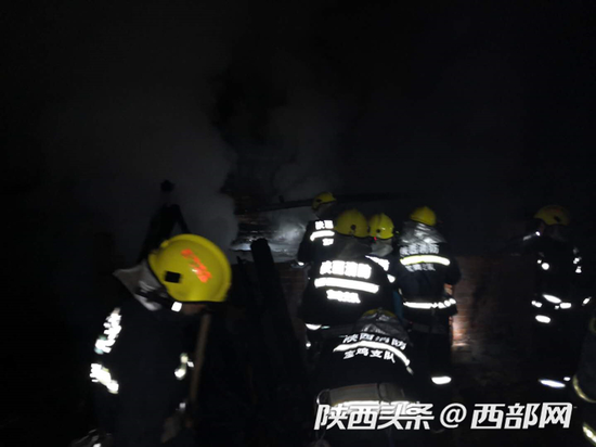 宝鸡消防紧急赶赴现场将火扑灭。