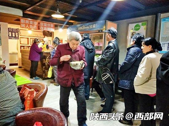 饭菜定量供应 大家自觉排队领餐