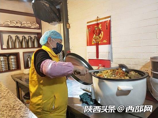 71岁的义工崔阿姨每天早晨八点多就过来店里帮厨