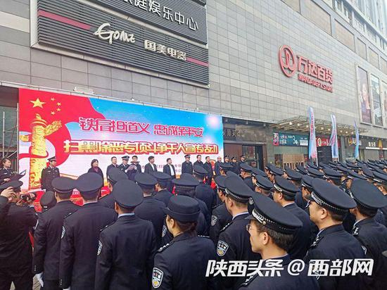 碑林分局掃黑除惡街頭宣傳，已破獲涉黑涉惡案件170起。